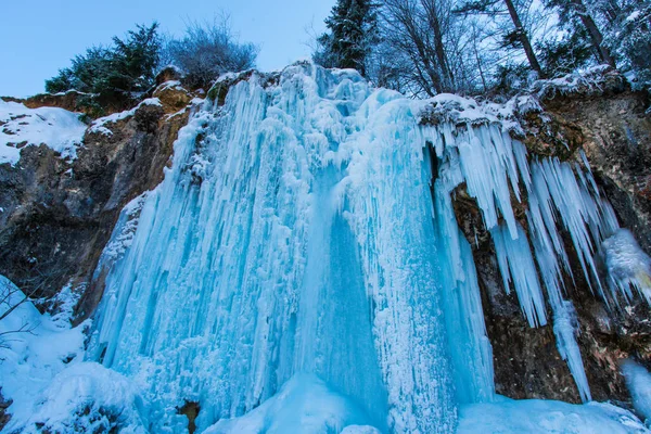 Riesige Kalte Eiszapfen Auf Dem Hintergrund Der Natur — Stockfoto