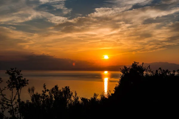 Захід Сонця Небо Відображається Морській Воді Видимій Берега — стокове фото