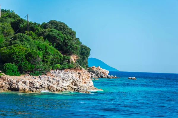 Görünüm kıyı Tepesi'nin deniz ve mavi gökyüzü ile gür yeşilliklerle kaplı