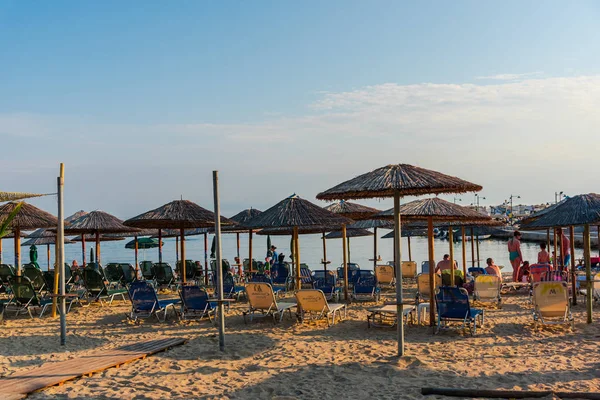 Песчаный Пляж Отдыхающими Людьми Зонтиками — стоковое фото