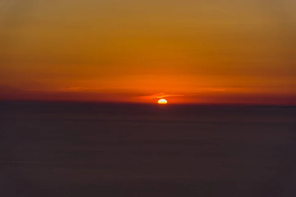 かなり海の背景にカラフルなすばらしい夕日 — ストック写真