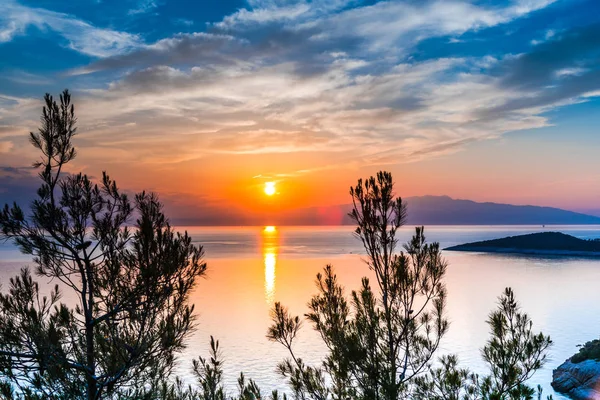 Atemberaubende Aussicht Auf Die Natur Mit Bewölktem Himmel Hintergrund — Stockfoto