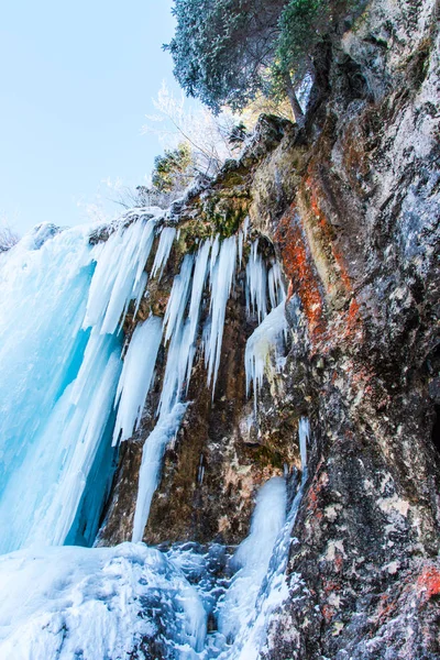 Riesige Kalte Eiszapfen Auf Dem Hintergrund Der Natur — Stockfoto