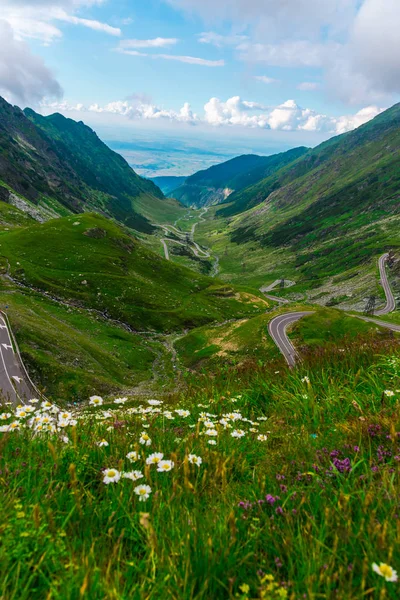 Fascinerende Natuur Bergzicht Met Groen Blauwe Bewolkte Hemel — Stockfoto