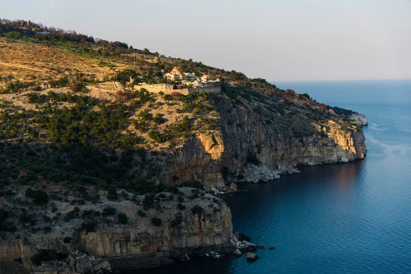 Γραφική Θέα Των Παράκτιων Πετρωμάτων Την Ανάπτυξη — Φωτογραφία Αρχείου