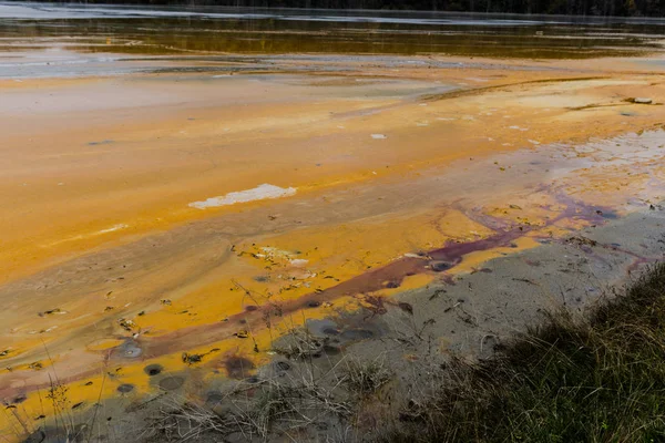 Impresionante Vista Naturaleza Con Río Color Naranja Árboles Verdes Alrededor — Foto de Stock