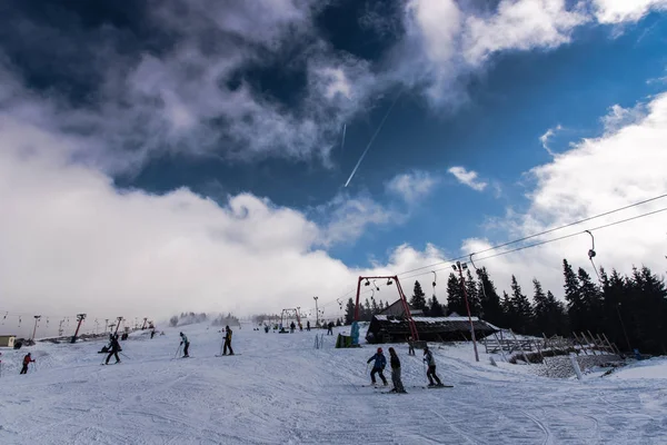 Increíble Vista Montaña Cubierta Nieve Esponjosa Personas Esquiando —  Fotos de Stock