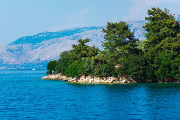 Vista Área Costeira Coberta Vegetação Exuberante Com Mar Céu Azul — Fotografia de Stock