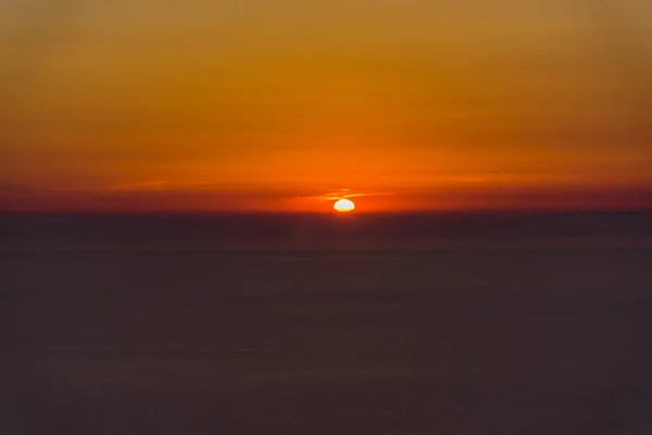 かなり海の背景にカラフルなすばらしい夕日 — ストック写真