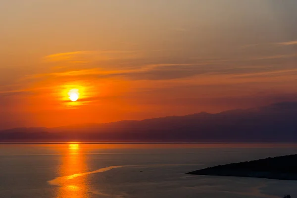 Malerischer Blick Auf Den Himmel Bei Sonnenuntergang Der Sich Meerwasser — Stockfoto