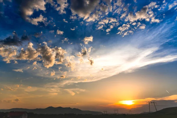 令人惊叹的自然景观与多云的天空背景 — 图库照片