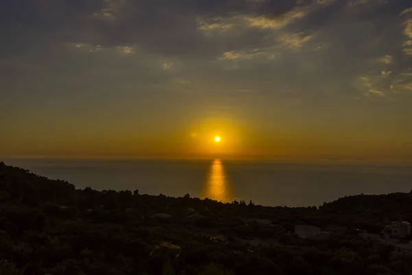 Colorido Atardecer Increíble Sobre Fondo Mar Bastante — Foto de Stock