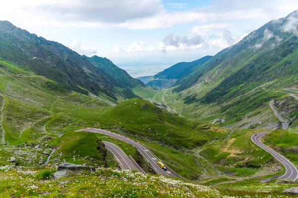 Fascinerende Natuur Bergzicht Met Groen Blauwe Bewolkte Hemel — Stockfoto