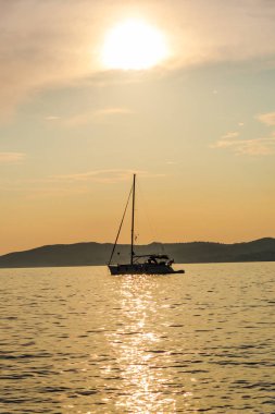 Yalnız tekne ile büyüleyici doğa okyanus görmek