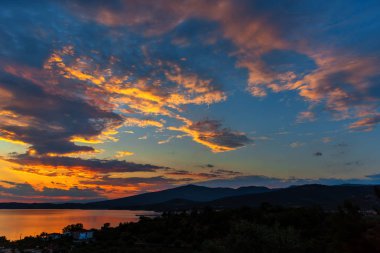 Bulutlu gökyüzü arka plan şaşırtıcı doğa manzaralı