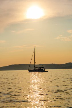 Yalnız tekne ile büyüleyici doğa okyanus görmek