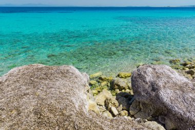 Büyük kayalar büyüleyici doğal deniz manzaralı