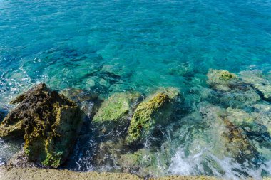 Büyük kayalar büyüleyici doğal deniz manzaralı