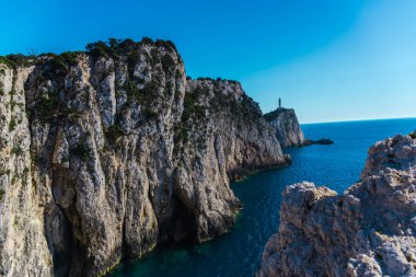 deniz ve mavi gökyüzü ile kayaya uzak deniz feneri
