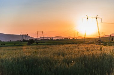 Bahar mevsiminde gün batımı bulutları