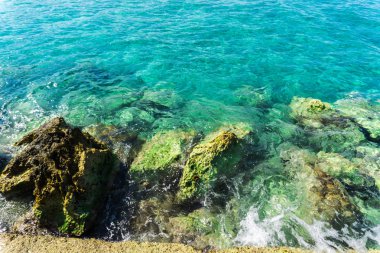 Büyük kayalar büyüleyici doğal deniz manzaralı