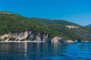 Büyüleyici doğa dağ manzaralı yeşillik ile