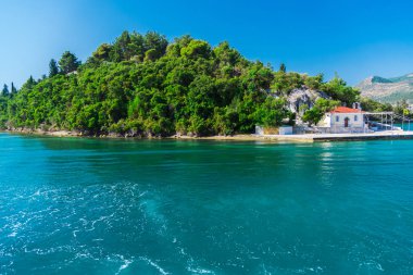 ev ve mavi deniz suyu ile yeşil ada 