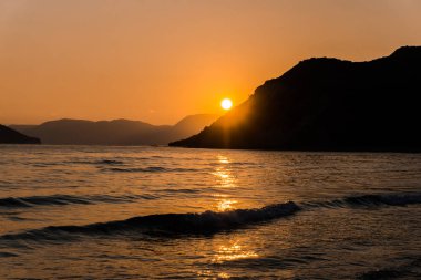 Oldukça deniz arka plan üzerinde renkli şaşırtıcı günbatımı