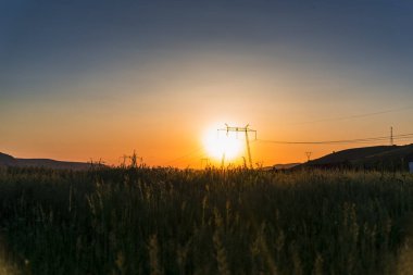 Bahar mevsiminde gün batımı bulutları