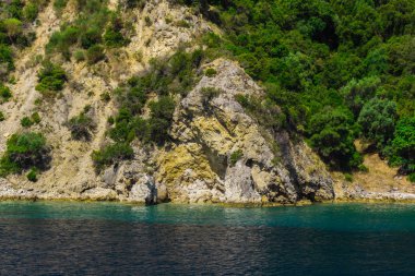Büyüleyici doğa dağ manzaralı yeşillik ile