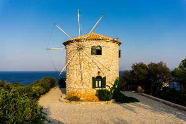 Zakynthos adasında geleneksel eski yel değirmeni, Yunanistan.