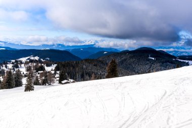 Bulutlu gökyüzü arka plan şaşırtıcı doğa manzaralı