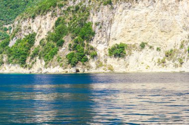 Büyüleyici doğa dağ manzaralı yeşillik ile