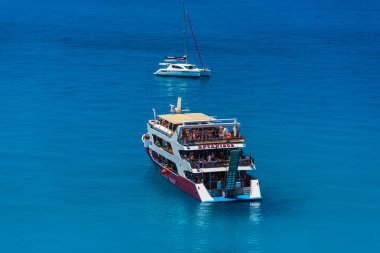 Gemi insanlar istirahat tam ile büyüleyici doğa okyanus görmek