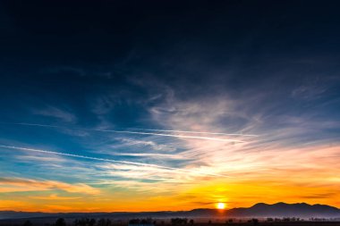 Bulutlu gökyüzü arka plan şaşırtıcı doğa manzaralı