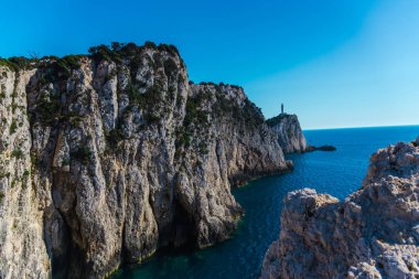 deniz ve mavi gökyüzü ile kayaya uzak deniz feneri