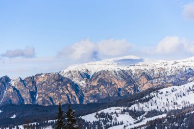 Kabarık karla kaplı dağ manzaralı şaşırtıcı