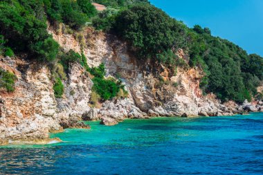 Görünüm kıyı Tepesi'nin deniz ve mavi gökyüzü ile gür yeşilliklerle kaplı