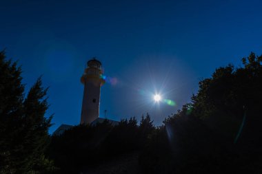 Deniz feneri mavi gökyüzü arka plan ile bina