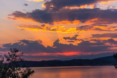 Bulutlu gökyüzü arka plan şaşırtıcı doğa manzaralı