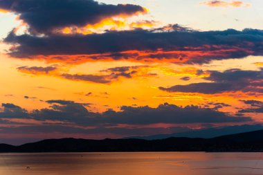 Bulutlu gökyüzü arka plan şaşırtıcı doğa manzaralı