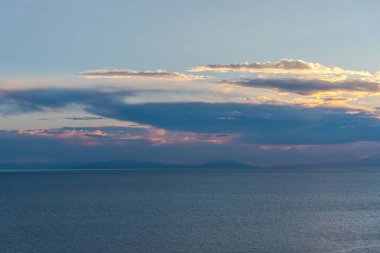 Bulutlu gökyüzü arka plan şaşırtıcı doğa manzaralı