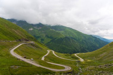 dağlar ve dağ ile yeşil yol