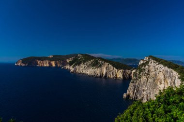 Büyüleyici doğa dağ manzaralı yeşillik ile