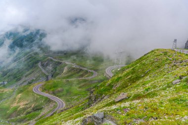 Yeşil ve mavi bulutlu gökyüzü ile büyüleyici doğa dağ manzaralı