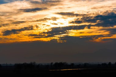 Bulutlu gökyüzü arka plan şaşırtıcı doğa manzaralı
