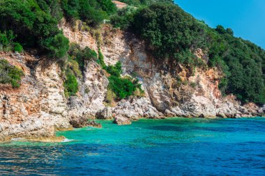 Görünüm kıyı Tepesi'nin deniz ve mavi gökyüzü ile gür yeşilliklerle kaplı
