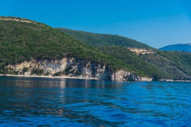 Büyüleyici doğa dağ manzaralı yeşillik ile