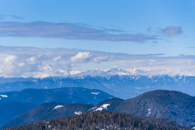 Kabarık karla kaplı dağ manzaralı şaşırtıcı