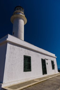 Deniz feneri mavi gökyüzü arka plan ile bina